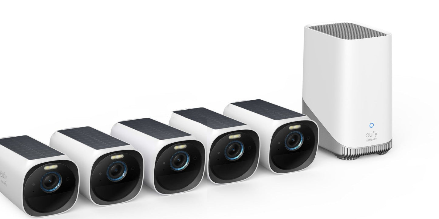 EufyCam 3 set met vijf witte 4K draadloze beveiligingscamera's met zonnepaneel en een witte Homebase 3 op een witte achtergrond.