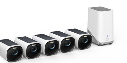 EufyCam 3 set met vijf witte 4K draadloze beveiligingscamera's met zonnepaneel en een witte Homebase 3 op een witte achtergrond.