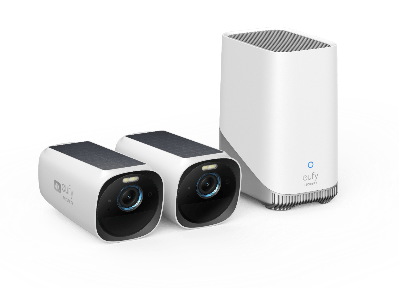 Twee witte EufyCam 3 4K-camera's met zonnepaneel en een Homebase 3 beveiligingsstation.
