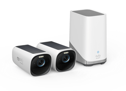 Twee witte EufyCam 3 4K-camera's met zonnepaneel en een Homebase 3 beveiligingsstation.