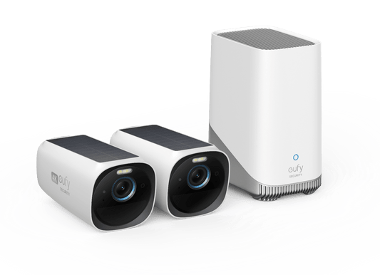 Twee witte EufyCam 3 4K-camera's met zonnepaneel en een Homebase 3 beveiligingsstation.