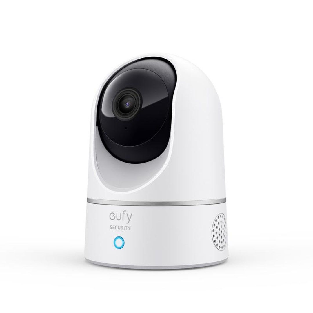 Witte Eufy Indoor Cam 2K Pan & Tilt beveiligingscamera met zwarte lens en blauwe statusindicator.
