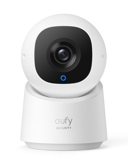 Witte Eufy Indoor Cam C220 beveiligingscamera met 2K-lens, zwarte behuizing en blauw statuslampje op een witte voet.