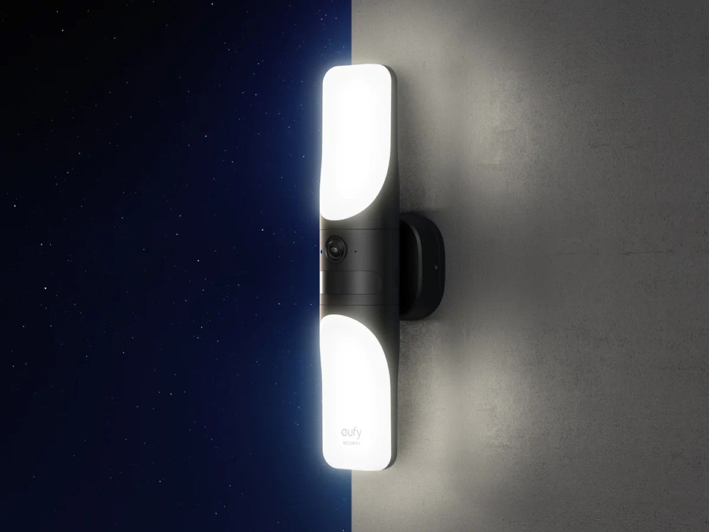 Eufy S100 zwarte wandlamp met ingebouwde 2K beveiligingscamera en heldere LED-verlichting tegen een muur bij nacht.