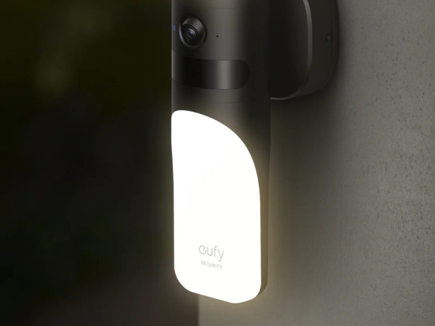 Eufy S100 zwarte wandlamp met 2K beveiligingscamera en helder verlicht paneel aan een buitenmuur.