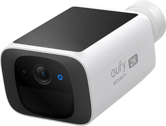 Witte Eufy S220 SoloCam 2K beveiligingscamera met zwart zonnepaneel op de bovenkant en een strak, weerbestendig ontwerp.