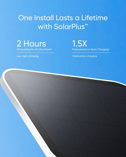Eufy S340 SoloCam zonnepaneel met SolarPlus-technologie tegen een blauwe achtergrond.