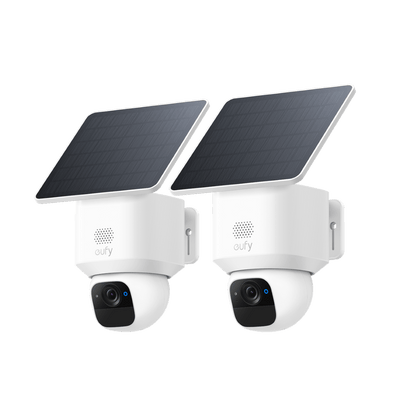 Twee witte Eufy SoloCam E30 beveiligingscamera's met zonnepaneel en 360 graden draaibare 2K-lens op witte achtergrond.
