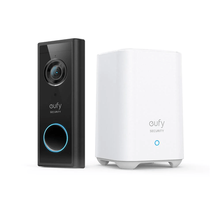 Zwarte Eufy draadloze videodeurbel met camera naast een witte HomeBase met blauwe statuslampjes.