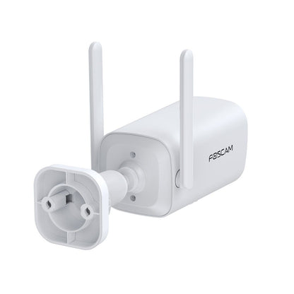 Witte Foscam BP4 draadloze 4MP beveiligingscamera met twee antennes en verstelbare muurbeugel op witte achtergrond.