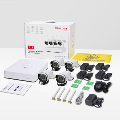 Foscam FN8108W WiFi NVR set met vier witte bullet camera's, stroomadapters, muis en handleiding in verpakking.