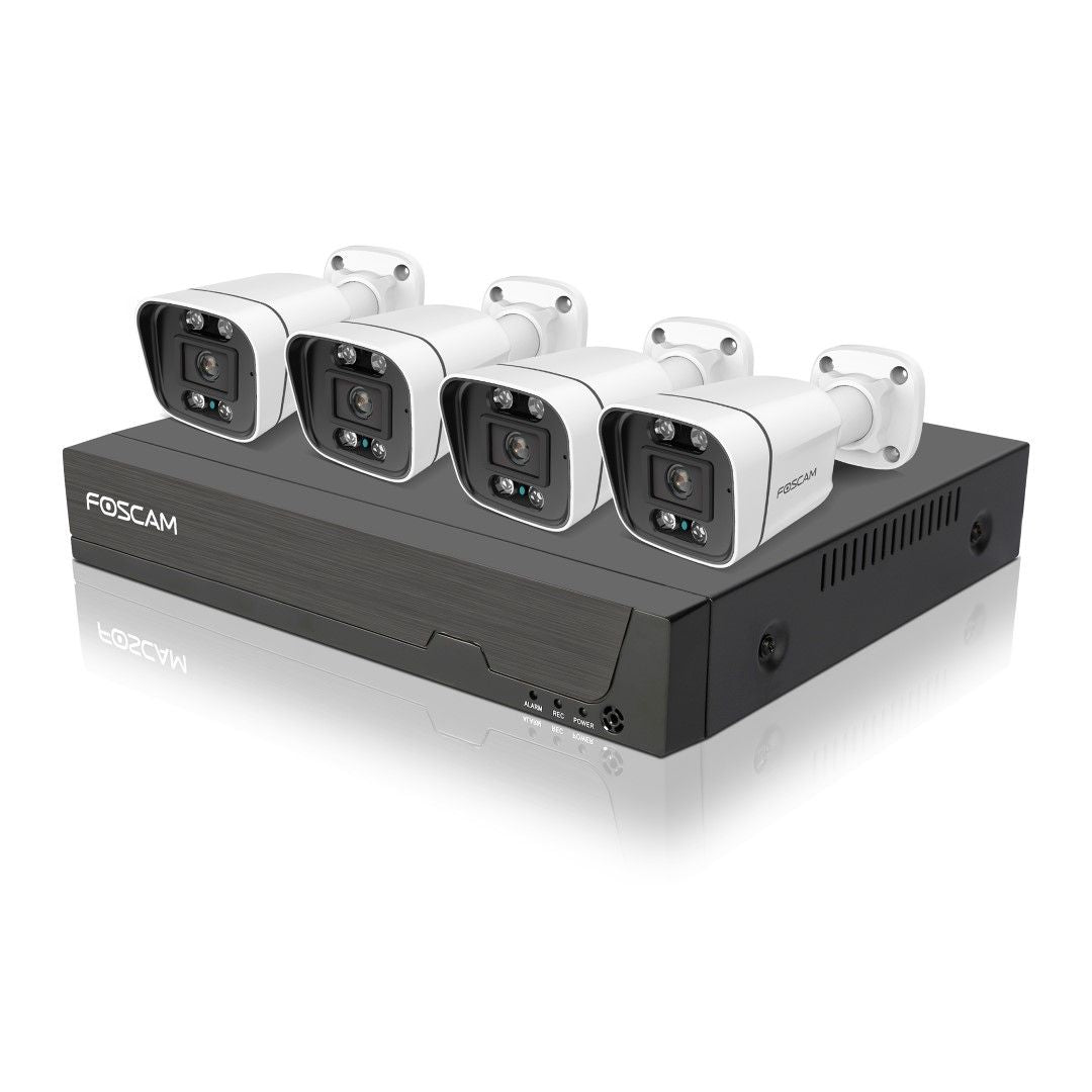 Foscam 5MP PoE bewakingsset met zwarte NVR en vier witte bullet camera's voor buiten.