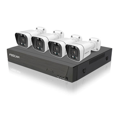 Foscam 5MP PoE bewakingsset met zwarte NVR en vier witte bullet camera's voor buiten.