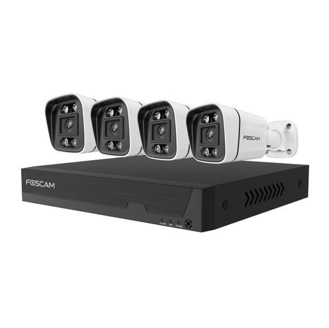 Foscam 5MP PoE bewakingsset met zwarte NVR en vier witte bullet camera's voor buitenbeveiliging.