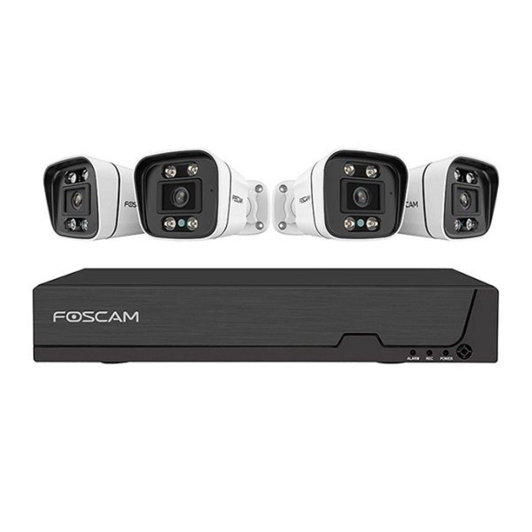 Foscam 5MP PoE bewakingsset met zwarte NVR en vier witte bullet camera's voor buitenbeveiliging.