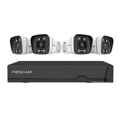 Foscam 5MP PoE bewakingsset met zwarte NVR en vier witte bullet camera's voor buitenbeveiliging.