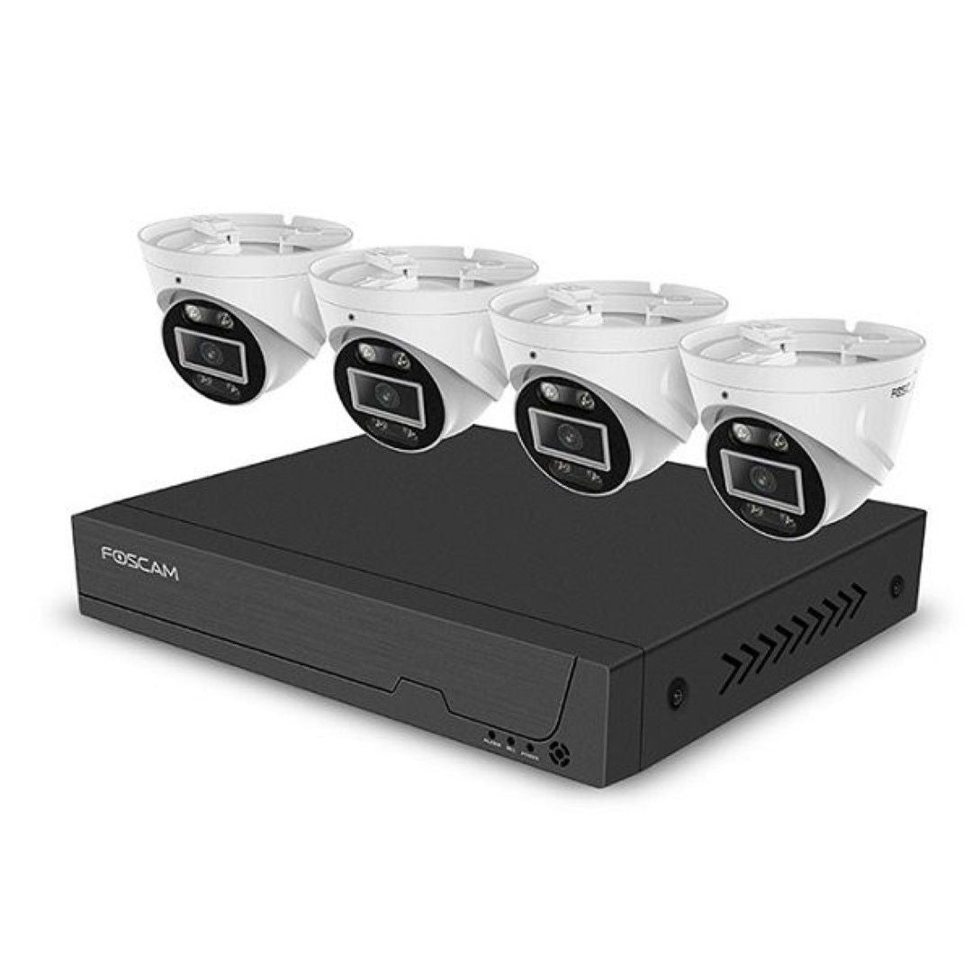 Foscam 5MP PoE bewakingsset met zwarte NVR en vier witte turret camera's voor buiten.