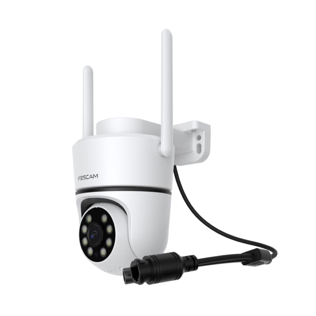 Witte Foscam PD5 5MP pan-tilt beveiligingscamera met twee antennes en zwarte stroomkabel tegen een witte achtergrond.