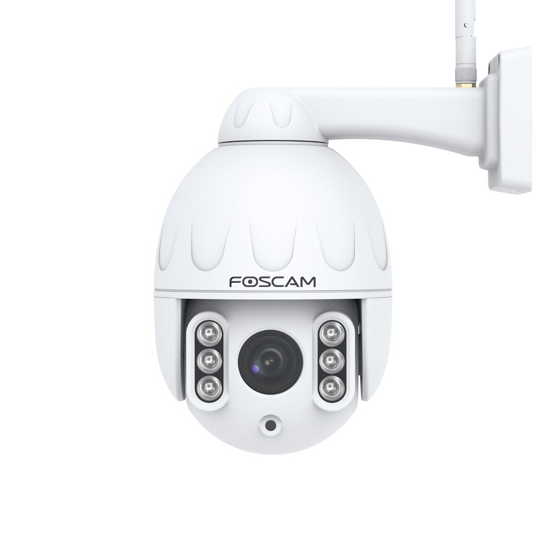 Witte Foscam SD4 outdoor PTZ-beveiligingscamera met 4MP lens, infrarood nachtzicht en draadloze WiFi-antenne.