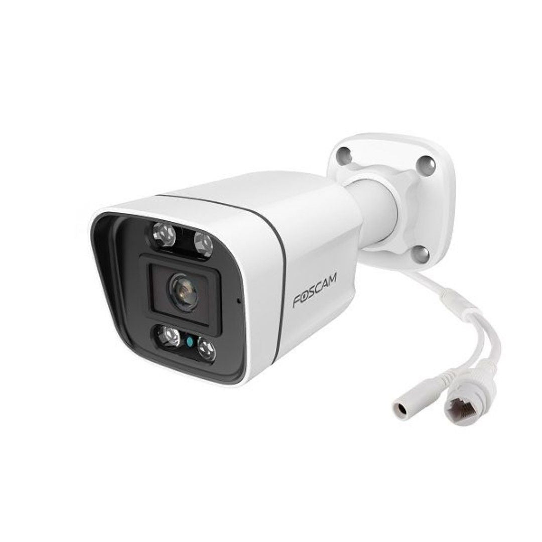 Witte Foscam V8EP 8MP PoE bullet beveiligingscamera met spotlight en wandmontagebeugel op een witte achtergrond.