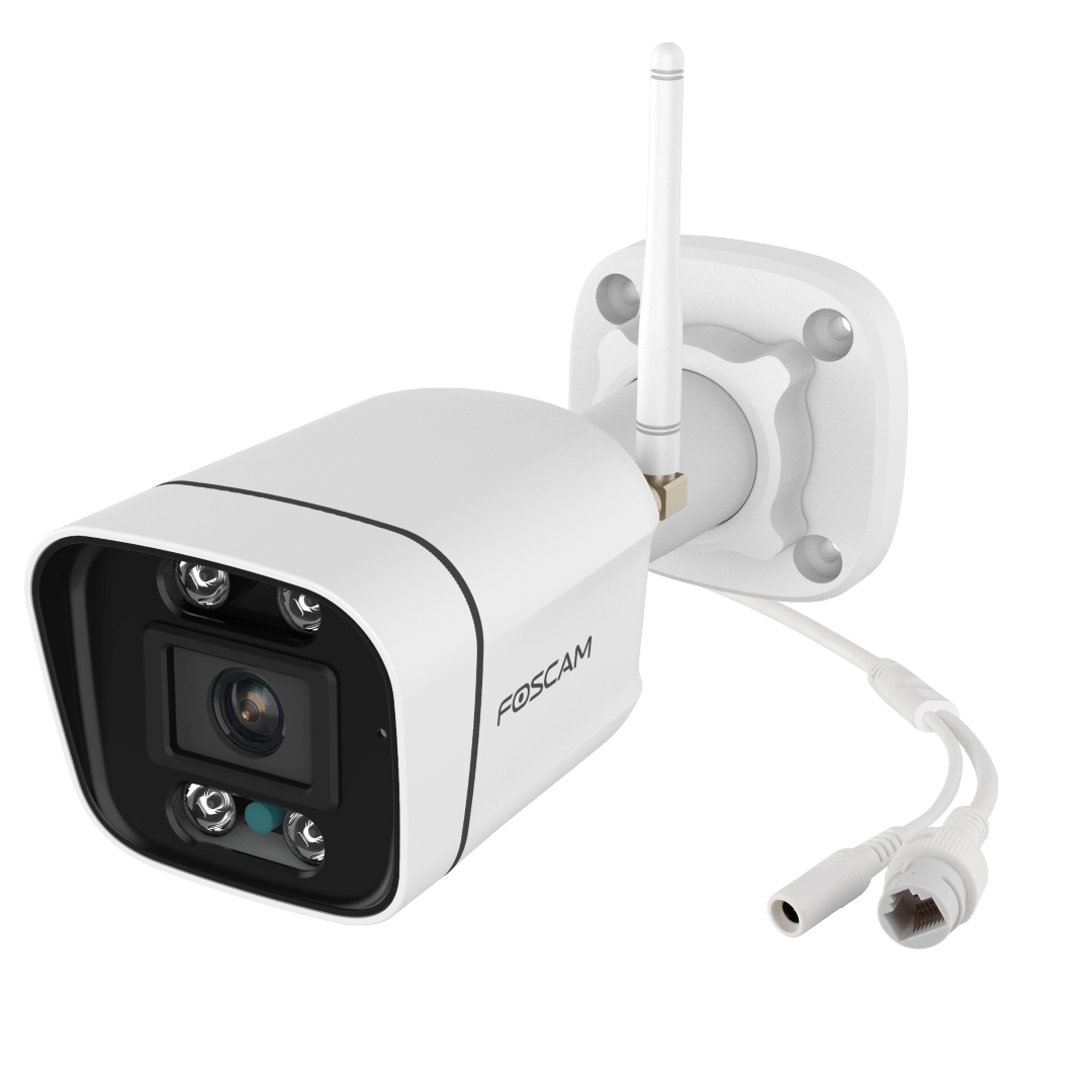 Witte Foscam V8P 8MP outdoor bullet camera met WiFi-antenne, spotlight en wandbevestiging op een witte achtergrond.
