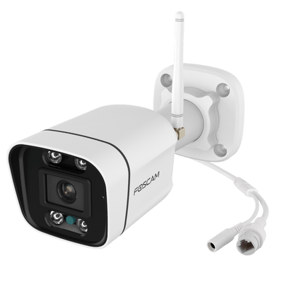 Witte Foscam V8P 8MP outdoor bullet camera met WiFi-antenne, spotlight en wandbevestiging op een witte achtergrond.