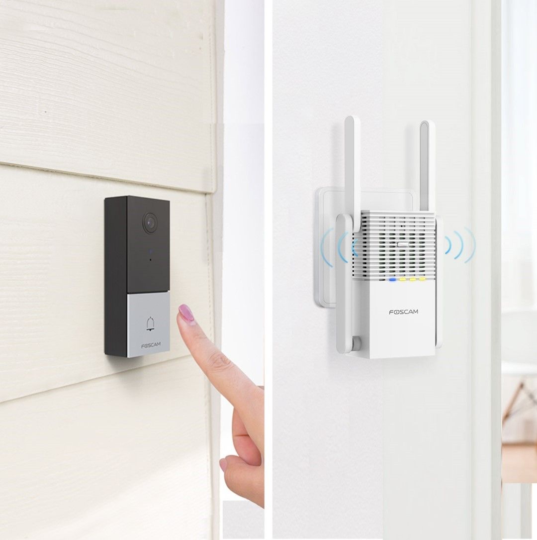 Foscam VD1 deurbel en witte VC1 WiFi-gong met antennes in een stopcontact.