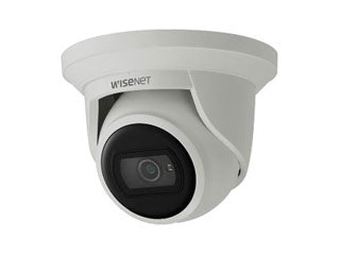 Wisenet Hanwha witte outdoor dome beveiligingscamera met zwarte lensmodule en compact design.