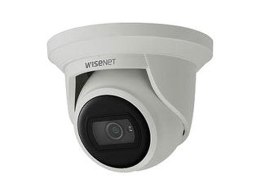 Wisenet Hanwha witte outdoor dome beveiligingscamera met zwarte lensmodule en compact design.