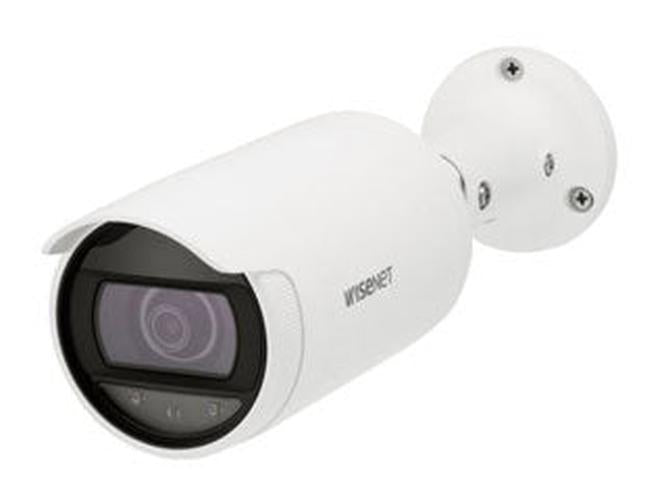 Witte Hanwha ANO-L7012R outdoor bullet camera met 4MP lens, IR-nachtzicht en compacte behuizing voor wandmontage.