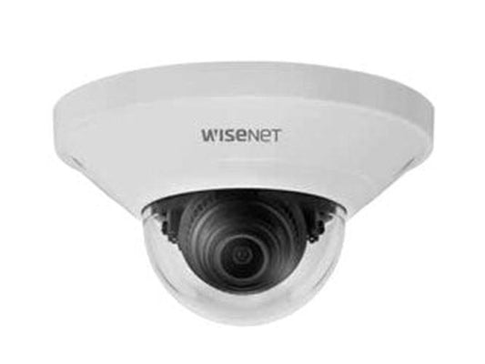 Witte Hanwha Wisenet QND-6011 compacte indoor dome beveiligingscamera met zwarte lens en 2.8mm groothoeklens.