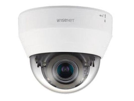 Witte Hanwha Wisenet QND-6082R indoor dome beveiligingscamera met varifocale lens en transparante koepel.
