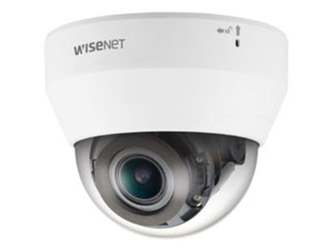 Witte Hanwha Wisenet QND-6082R1 indoor dome beveiligingscamera met varifocale lens en transparante koepel.