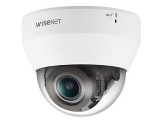 Witte Hanwha Wisenet QND-6082R1 indoor dome beveiligingscamera met varifocale lens en transparante koepel.