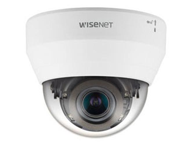 Witte Hanwha Wisenet QND-7082R indoor dome beveiligingscamera met varifocale lens en transparante koepel.