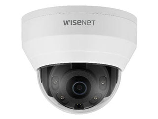 Witte Hanwha Wisenet QND-8010R 5MP indoor dome beveiligingscamera met 2.8mm lens en IR-verlichting.