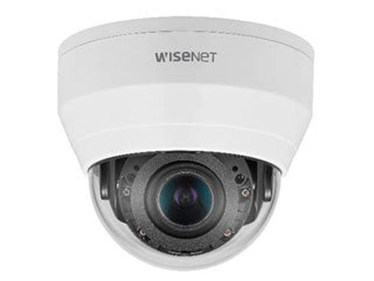 Witte Hanwha Wisenet QND-8080R 5MP indoor dome beveiligingscamera met varifocale lens en transparante koepel.