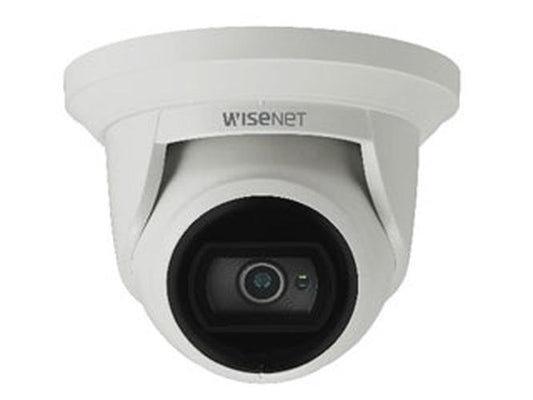 Witte Hanwha Wisenet 5MP outdoor dome beveiligingscamera met vaste lens en robuust compact design.