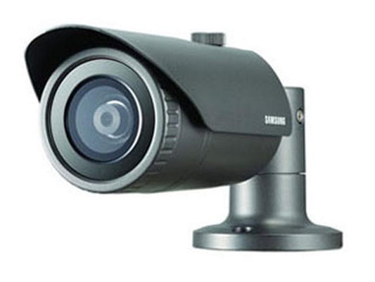 Grijze Hanwha QNO-6012R outdoor bullet beveiligingscamera met vaste 2.8mm lens en zonnekap voor wandmontage.
