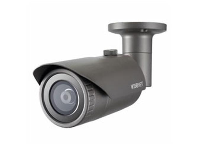 Grijze Hanwha QNO-7012R 4MP outdoor bullet beveiligingscamera met 2.8mm lens en verstelbare montagebeugel.