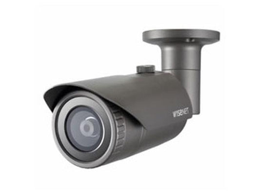 Grijze Hanwha QNO-7012R 4MP outdoor bullet beveiligingscamera met 2.8mm lens en verstelbare montagebeugel.