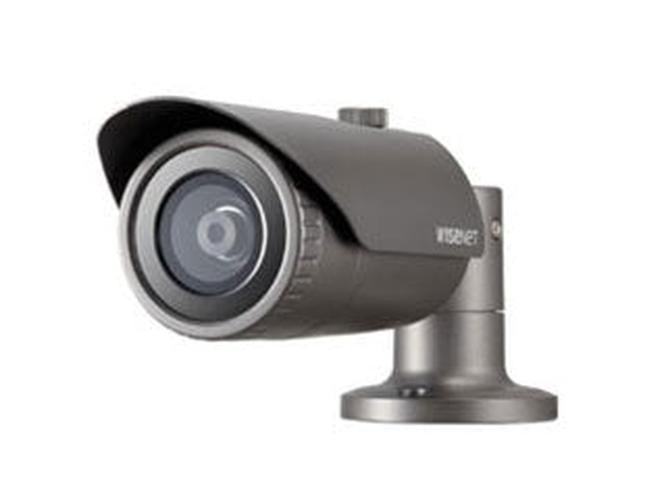 Grijze Hanwha QNO-7022R 4MP outdoor bullet beveiligingscamera met 4mm lens en geïntegreerde muurbeugel.