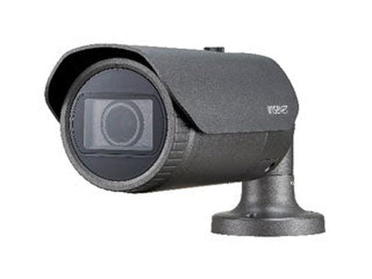 Grijze Hanwha QNO-8080R 5MP outdoor bullet beveiligingscamera met varifocale lens en zonnekap.