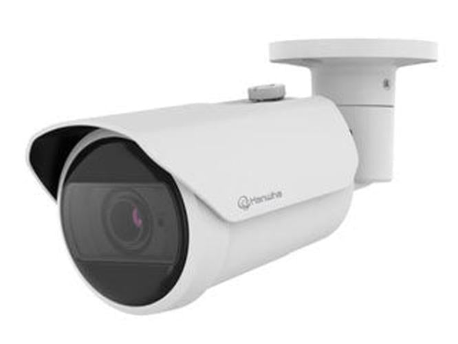 Witte Hanwha QNO-C8083R 5MP outdoor bullet beveiligingscamera met varifocale lens en verstelbare muurbeugel.