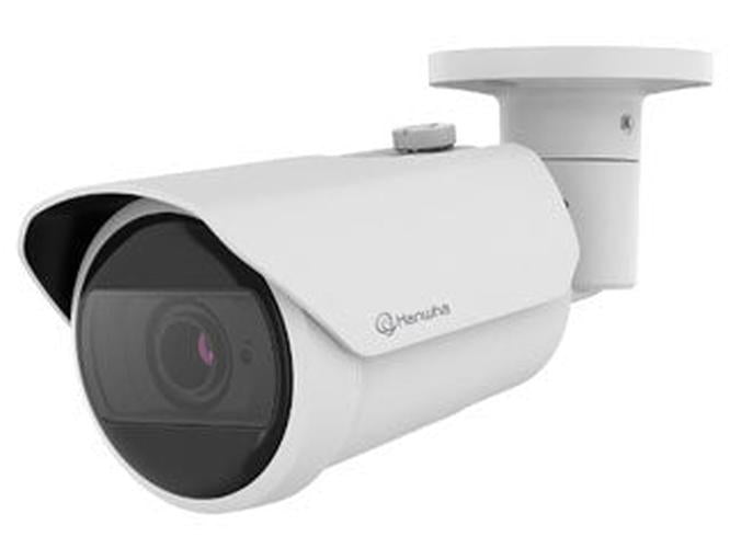 Witte Hanwha QNO-C9083R 8MP 4K bullet beveiligingscamera met varifocale lens voor buitenmontage.