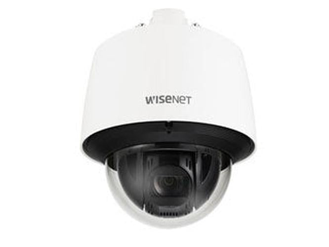 Wisenet witte PTZ-beveiligingscamera met 25x optische zoom en transparante koepel voor buitenmontage.