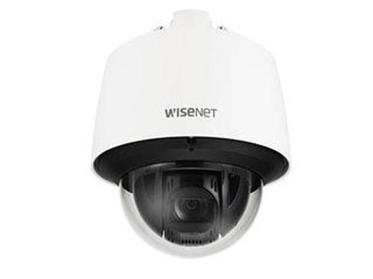 Wisenet witte PTZ-beveiligingscamera met 25x optische zoom en transparante koepel voor buitenmontage.