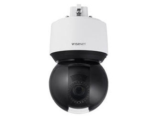 Wisenet QNP-6250R 2MP PTZ-beveiligingscamera met witte behuizing en zwarte bolvormige lensmodule voor buiten.
