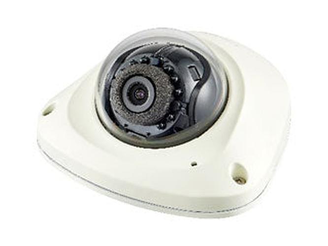 Witte Hanwha QNV-6023R outdoor dome beveiligingscamera met transparante koepel en 3,6mm lens voor buitenmontage.