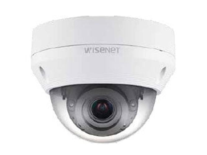 Witte Hanwha QNV-6082R vandaalbestendige outdoor dome beveiligingscamera met varifocale lens.